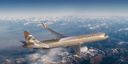 Bild tagen i luften på ett Etihad Airways-flygplan.