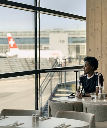 Kvinna sitter i fönstret på arlanda
