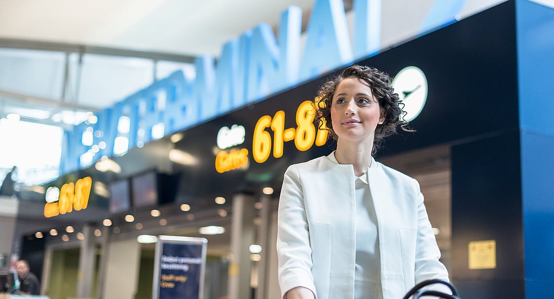 Kvinna på flygplats
