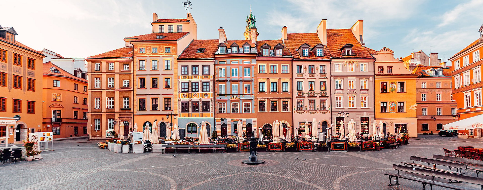 Färgglada hus på ett torg i Warszawa