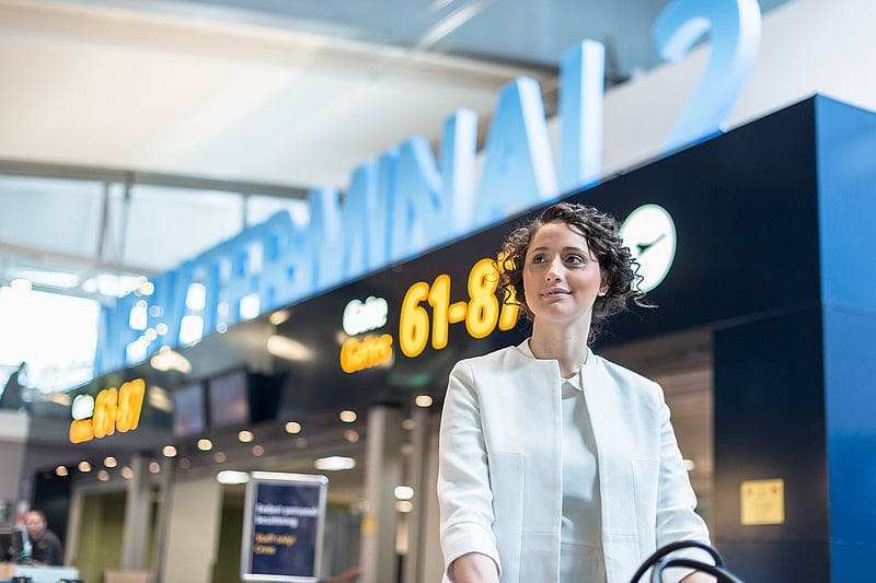 Kvinna på flygplats