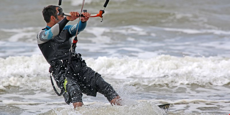 Kitesurfer in waves