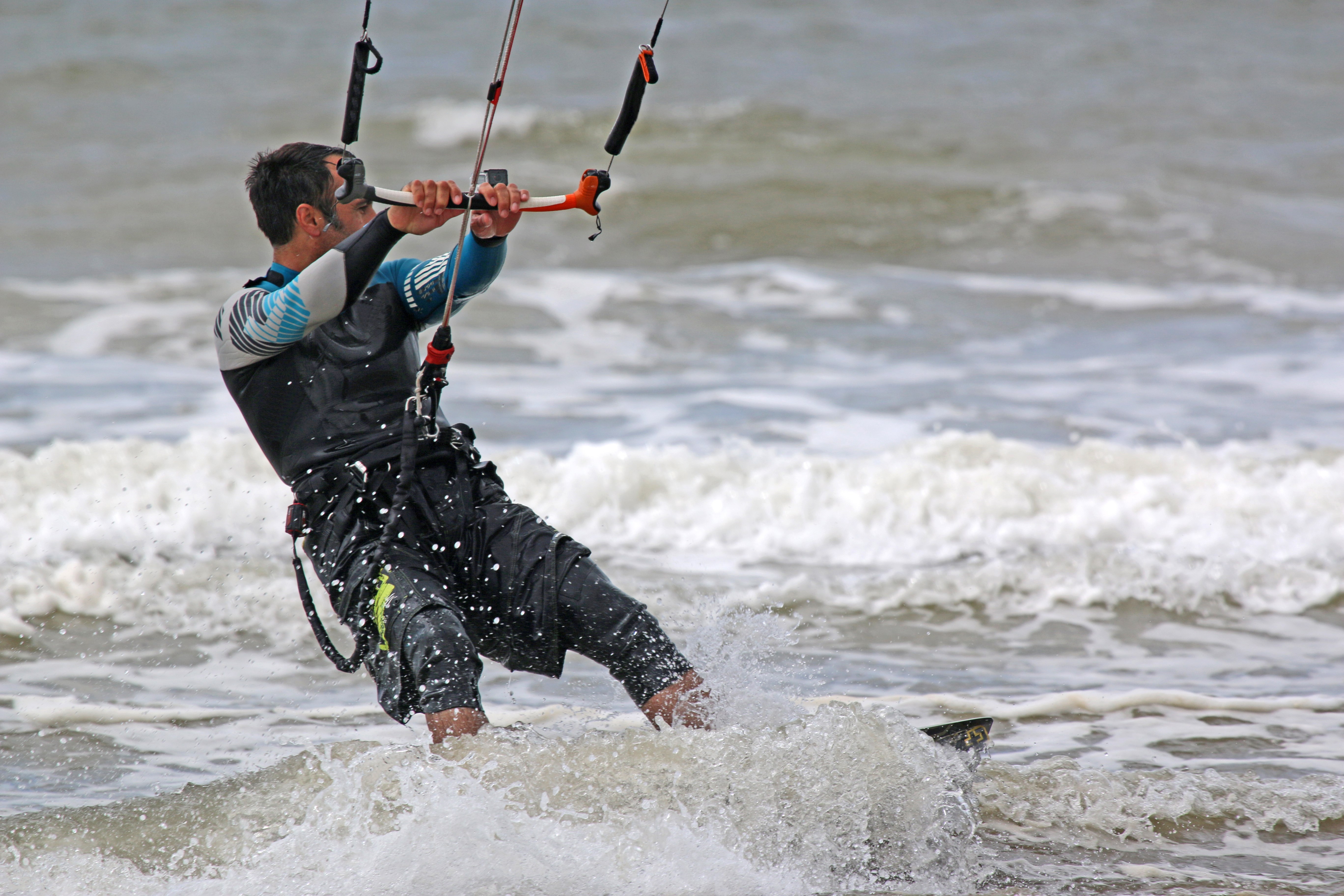 Kitesurfer in waves