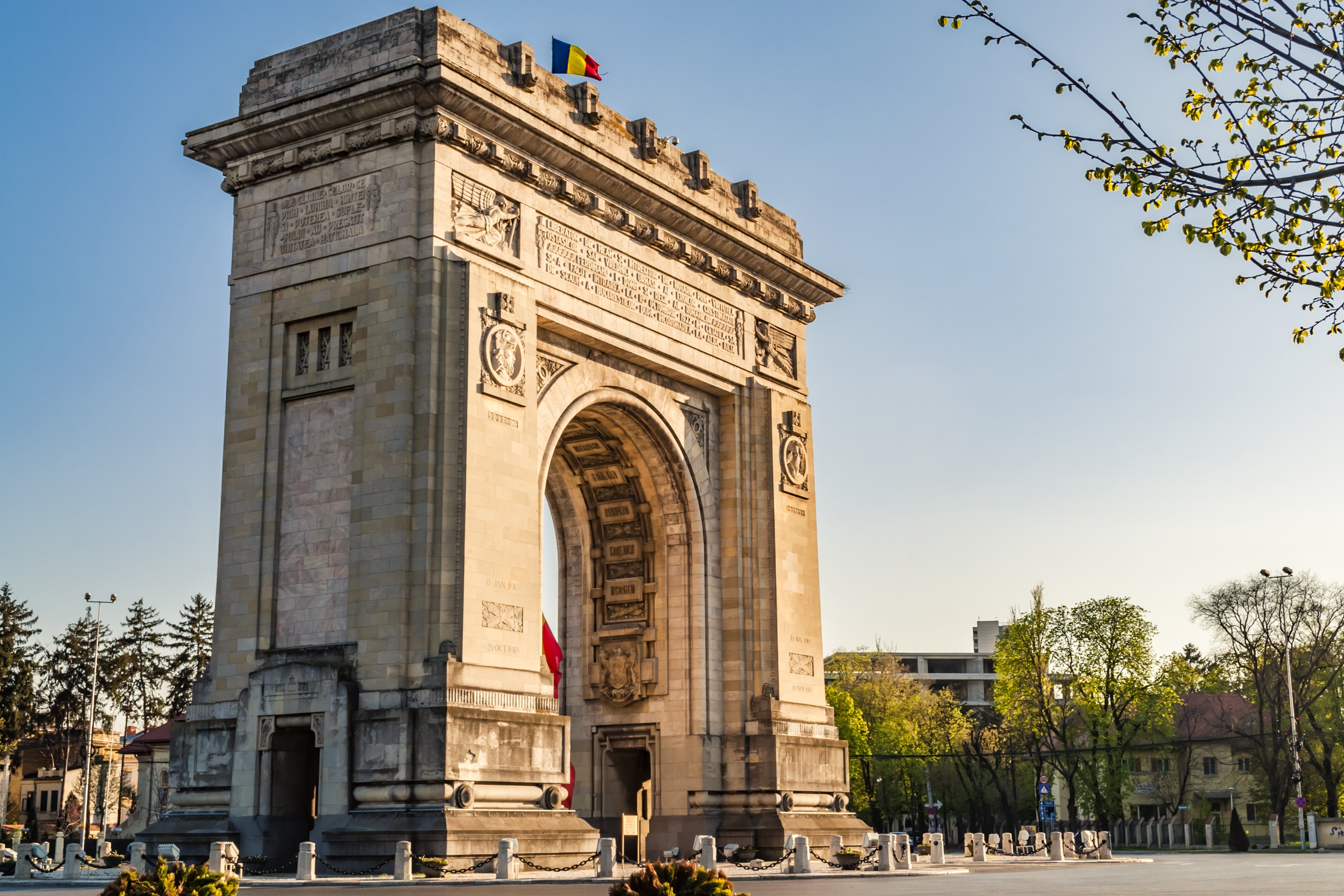 Arcul de Triumf ( Arch of Triumph ) is a triumphal arch located in the northern part of Bucharest, on the Kiseleff Road. Was build for the Heroes of the War of Independence and World War I.