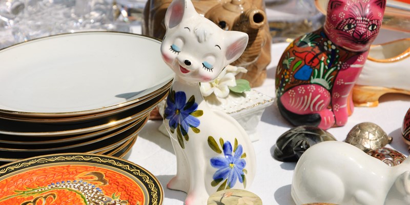 cat porcelain in flea market