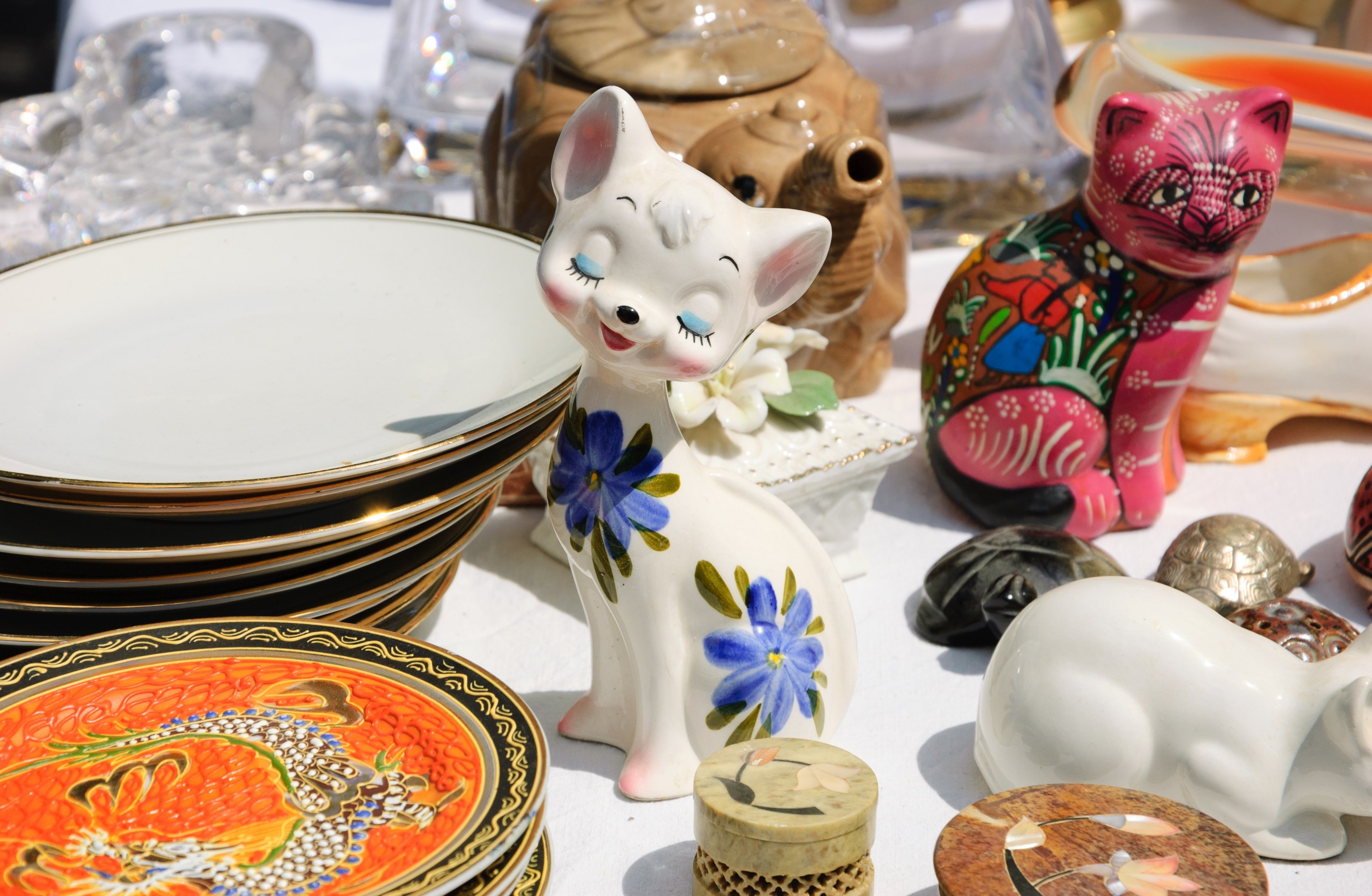 cat porcelain in flea market