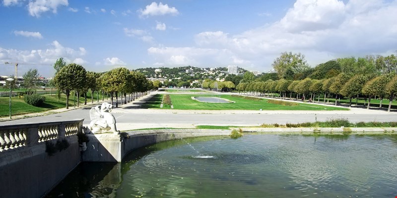 Fountain in the "Parc Borely" in Marseille in France with look onto the city