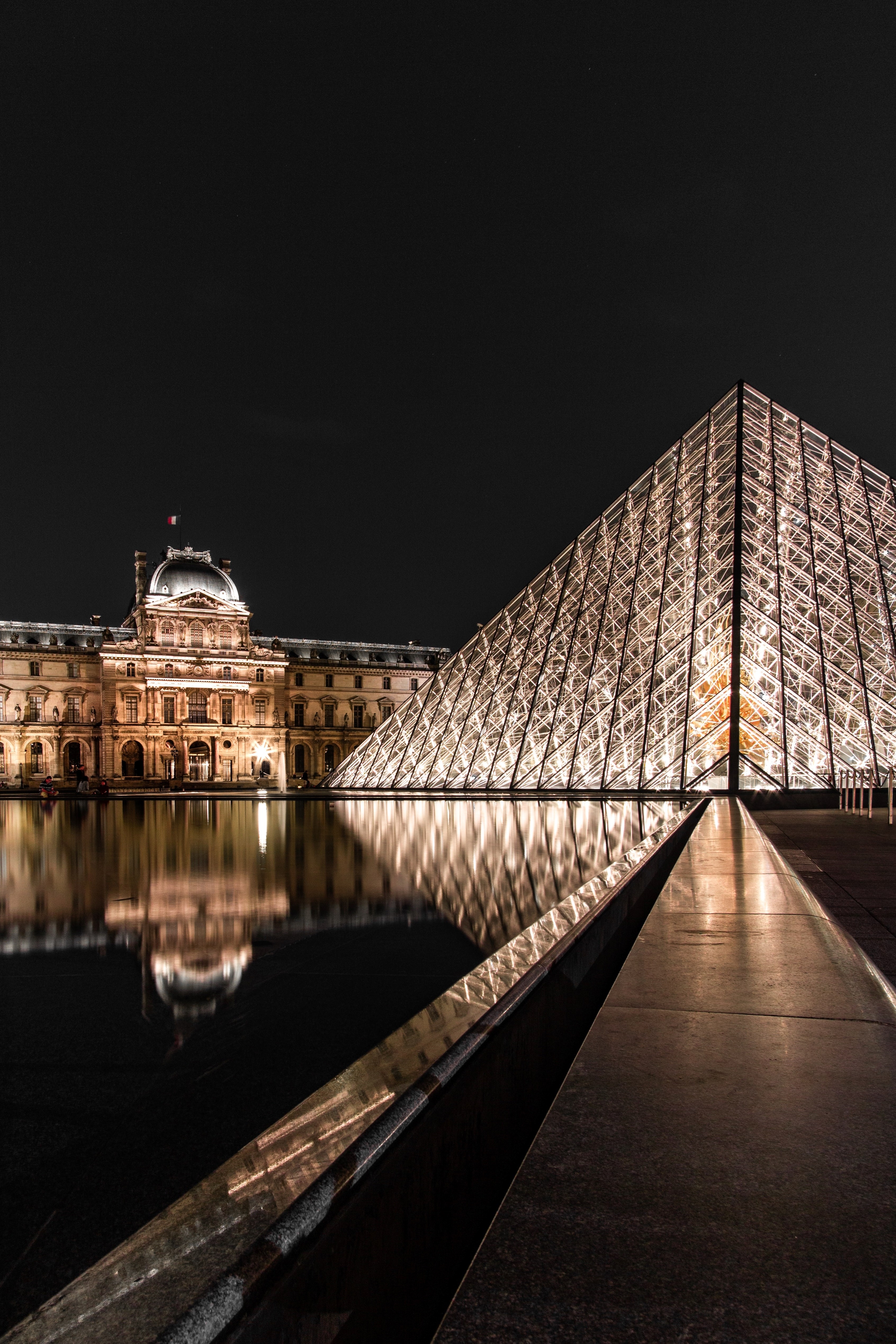 Musée du Louvre at night