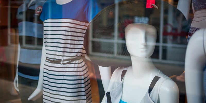 Female mannequins inside a fashion house, Color Effect