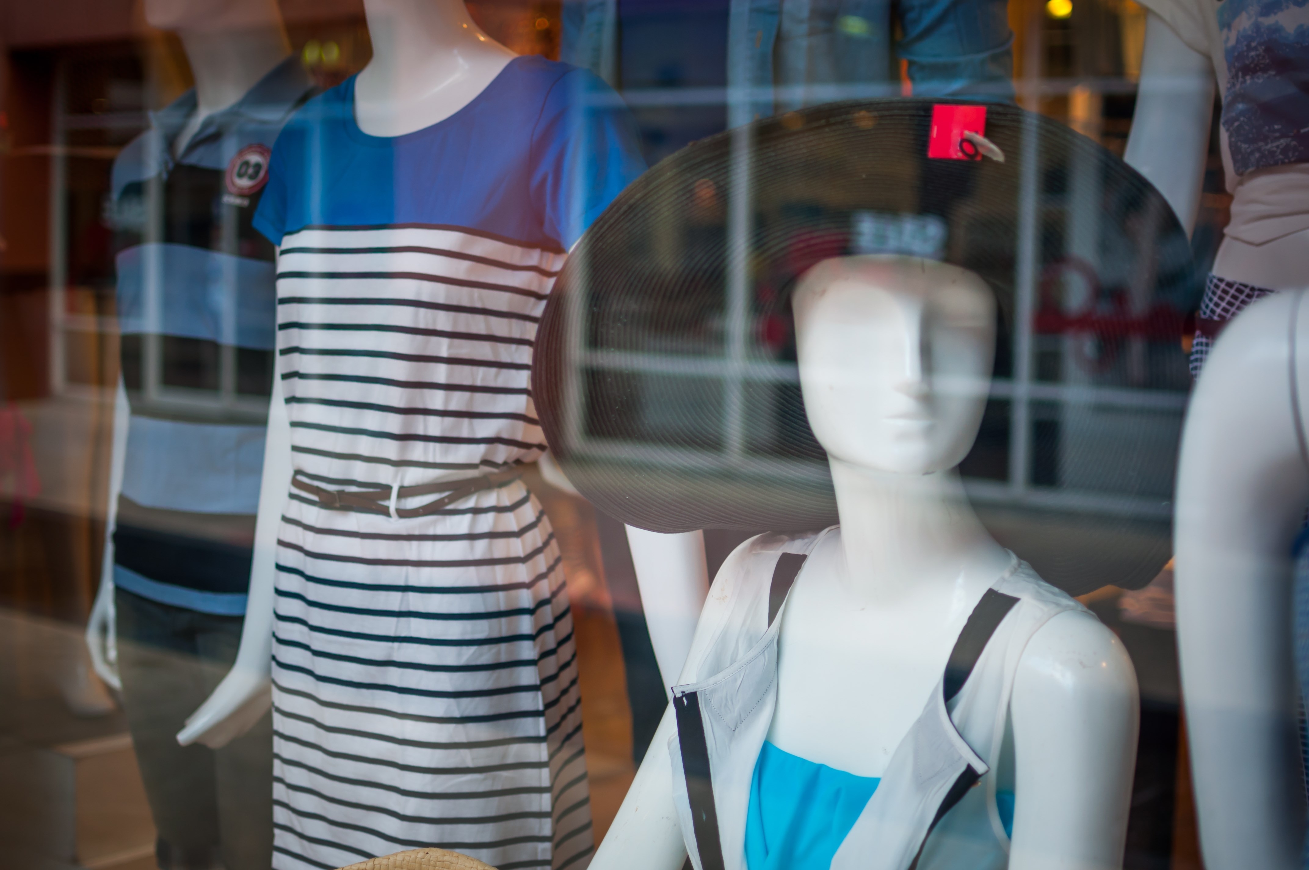 Female mannequins inside a fashion house, Color Effect