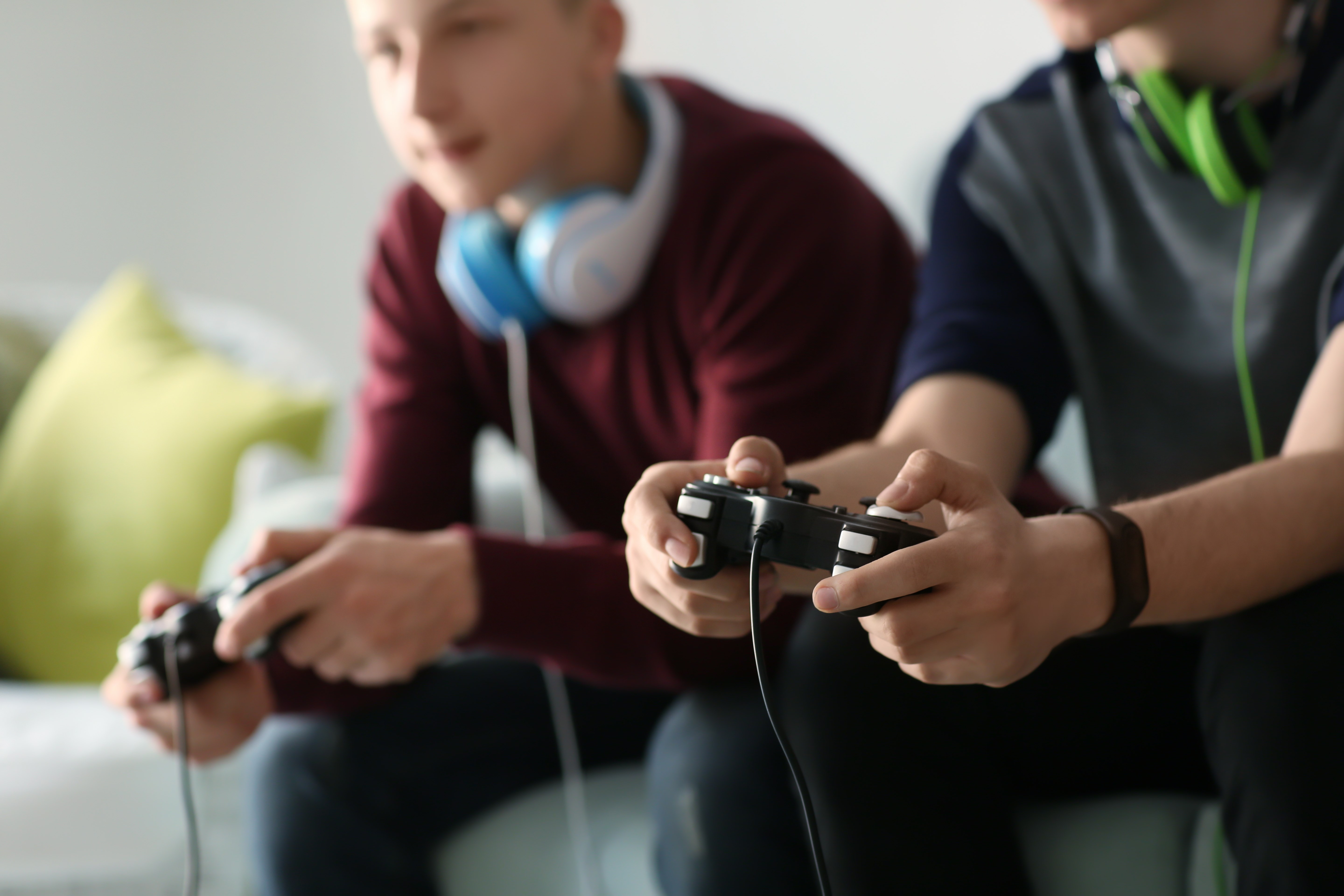 Adolescentes jugando videojuegos en casa