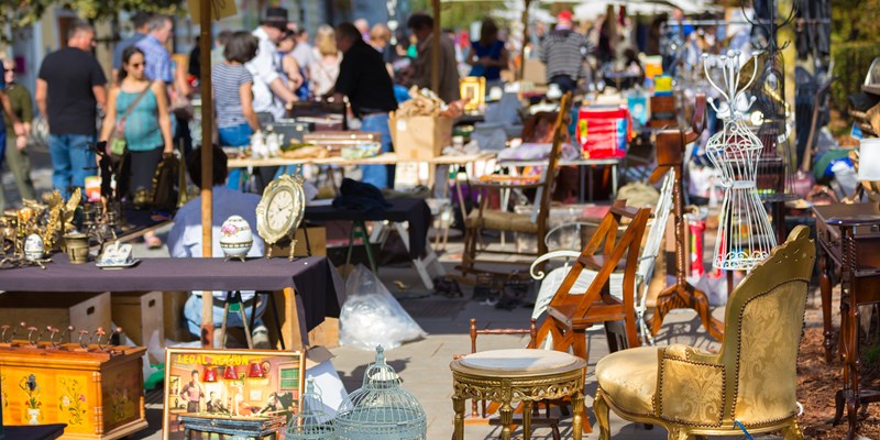 Market boot with objects beeing selled