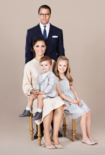Ett foto av Kronprinsessfamiljen, kronprinsessan Victoria, prins Daniel, prinsessan Estelle och prins Oscar Ett foto av Kronprinsessfamiljen, kronprinsessan Victoria, prins Daniel, prinsessan Estelle och prins Oscar