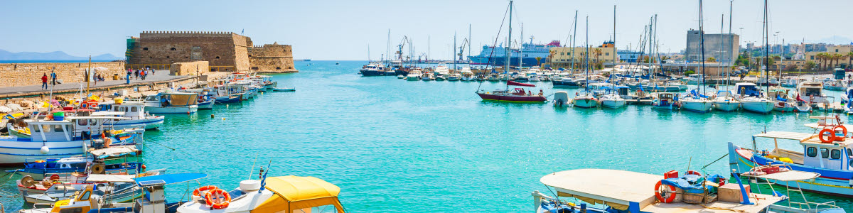 Hamn med många båtar på Kreta Hamn med många båtar på Kreta