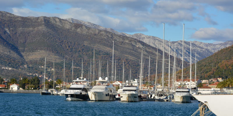 Tivat i Montenegro med båtar och berg i bakgrunden Tivat i Montenegro med båtar och berg i bakgrunden