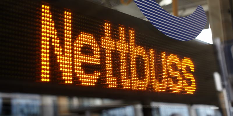 En skylt med texten "Nettbuss" En skylt med texten "Nettbuss"