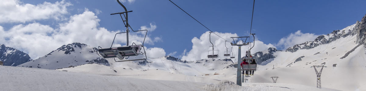Skidlift för alpinåkare i bergen i norra Italien Alperna på en klar solig dag Skidlift för alpinåkare i bergen i norra Italien Alperna på en klar solig dag