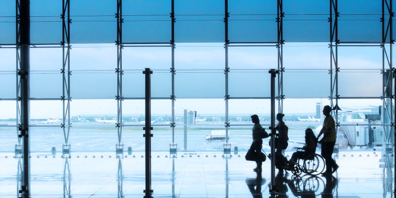passagerare och en person med nedsatt rörlighet på en flygplats passagerare och en person med nedsatt rörlighet på en flygplats