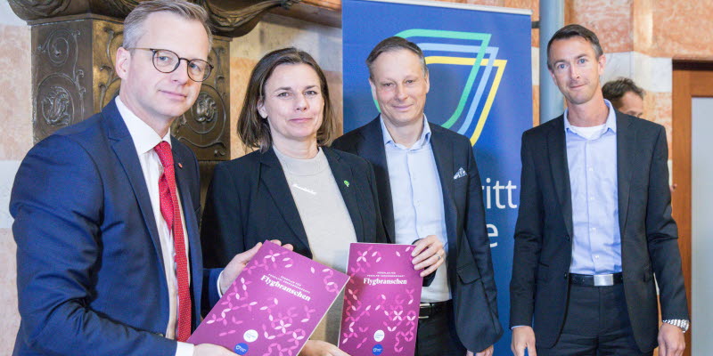Svenska flygbranschen lämnar över färdplan för ett fossilfritt flyg Svenska flygbranschen lämnar över färdplan för ett fossilfritt flyg