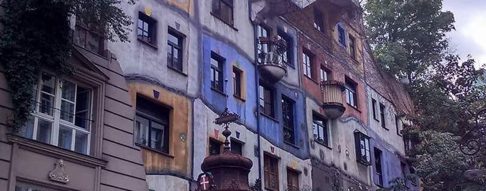 Färgglada Hundertwassers haus, skapat av Friedrich Hundertwasser Färgglada Hundertwassers haus, skapat av Friedrich Hundertwasser
