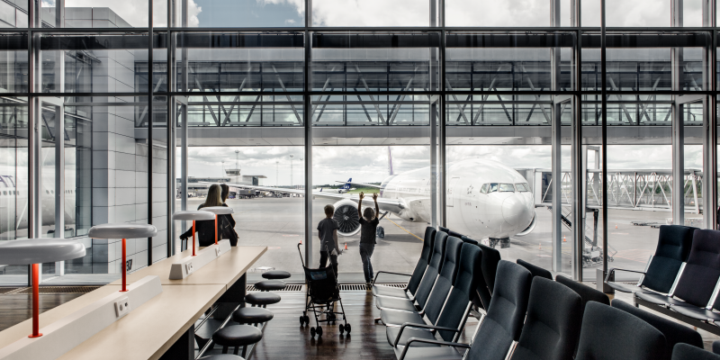 Sittplatser med eluttag vid fönster med ett flygplan utanför på Arlanda terminal 5 Sittplatser med eluttag vid fönster med ett flygplan utanför på Arlanda terminal 5