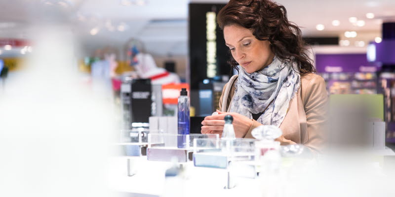 En kvinna i en butik En kvinna i en butik
