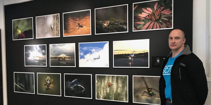 Björn Karlsson fotade framför sina fotografier Björn Karlsson fotade framför sina fotografier