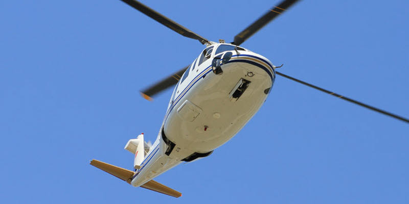 Helikopter i luften, ses underifrån Helikopter i luften, ses underifrån