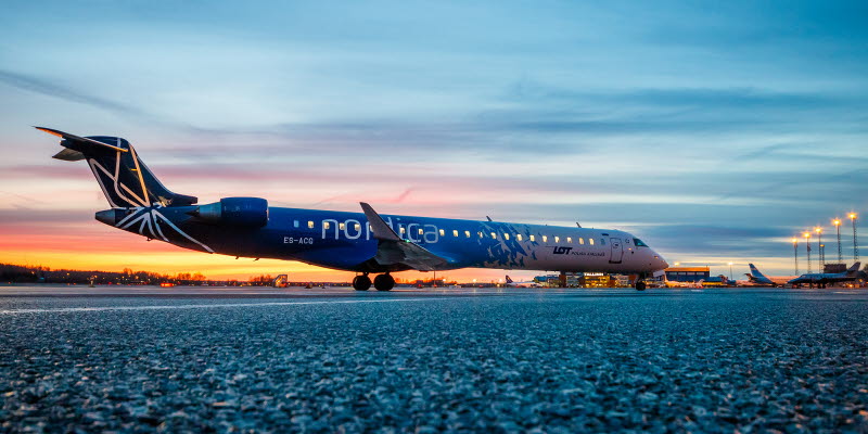 Nordica flygplan står parkerad på en flygplats Nordica flygplan står parkerad på en flygplats