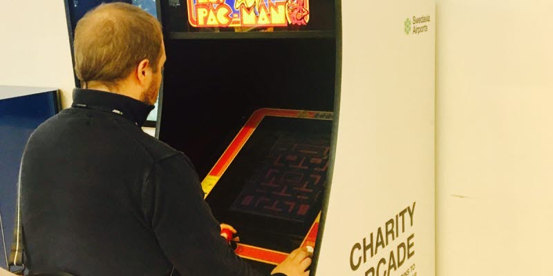Kille som spelar Charity Arcade Kille som spelar Charity Arcade