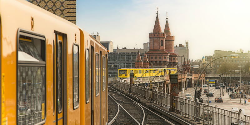 Utsikt från en tunnelbanevagn i Berlin med bro och byggnader Utsikt från en tunnelbanevagn i Berlin med bro och byggnader
