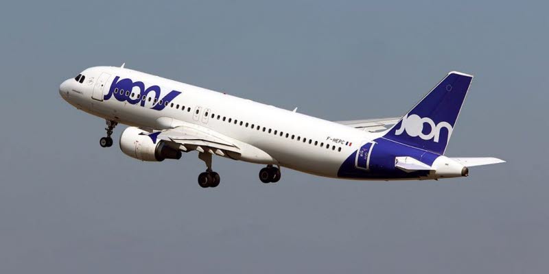 Ett flygplan från flygbolaget Joon uppe i luften Ett flygplan från flygbolaget Joon uppe i luften
