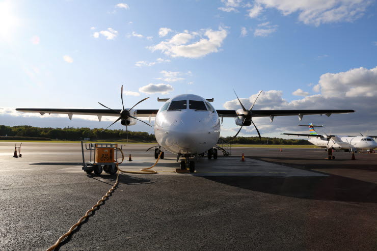 Flygplan parkerat på flygplatsen Flygplan parkerat på flygplatsen