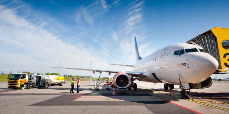 Flygplan vid gate på Malmö Airport Flygplan vid gate på Malmö Airport