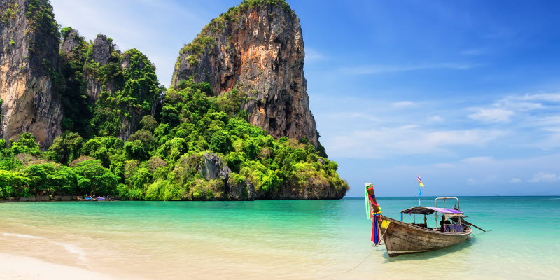 Strand framför grönt berg i Krabi Thailand Strand framför grönt berg i Krabi Thailand