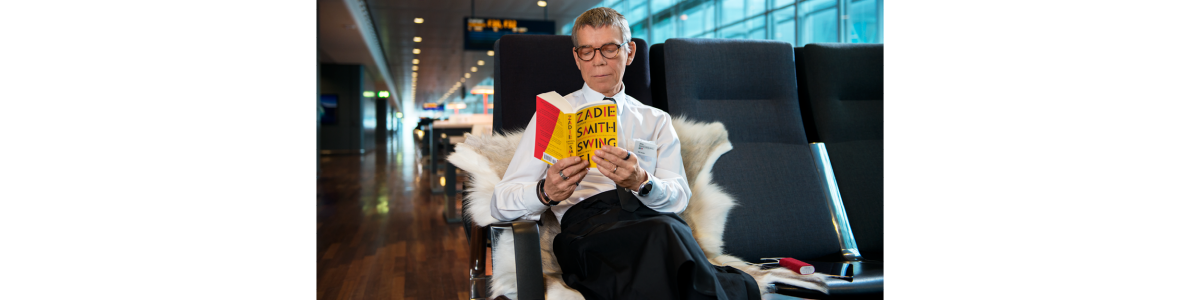 Man sittandes i en stol och läser en bok Man sittandes i en stol och läser en bok