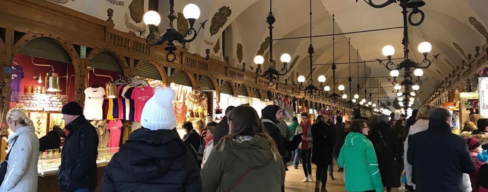 Människor i Gamla stan Krakow Människor i Gamla stan Krakow