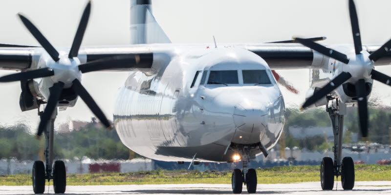 Ett flygplan från flygbolaget BRA står på en rullbana Ett flygplan från flygbolaget BRA står på en rullbana