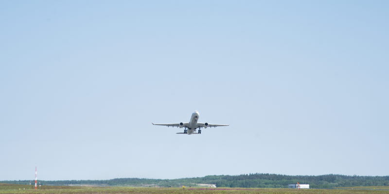 Flygplan lyfter från Stockholm Arlanda Airport. Flygplan lyfter från Stockholm Arlanda Airport.