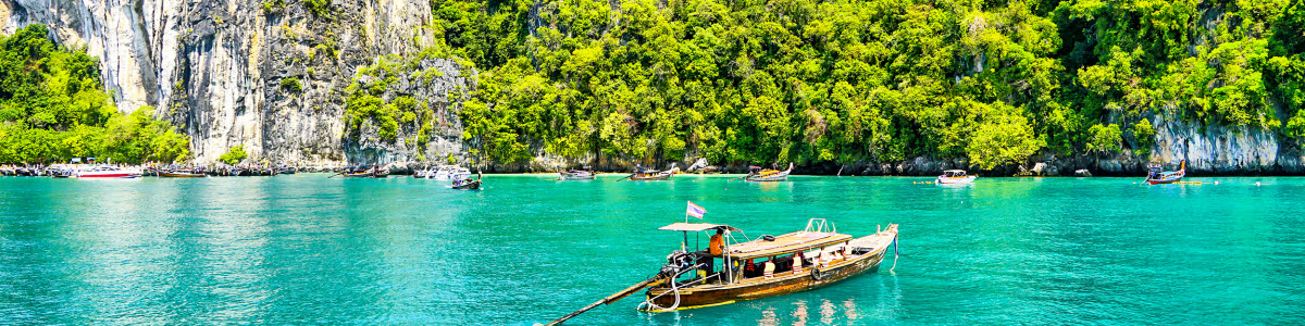 Båt på turkost vatten i Thailand Båt på turkost vatten i Thailand