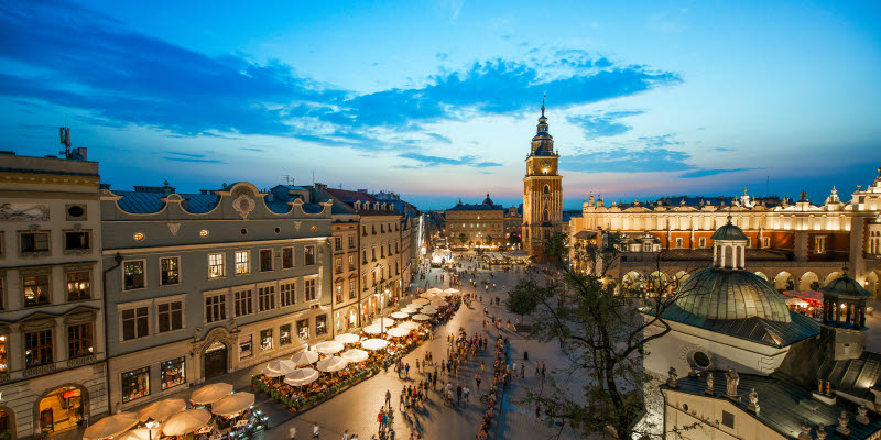 Nattbild av Krakow i Polen Nattbild av Krakow i Polen