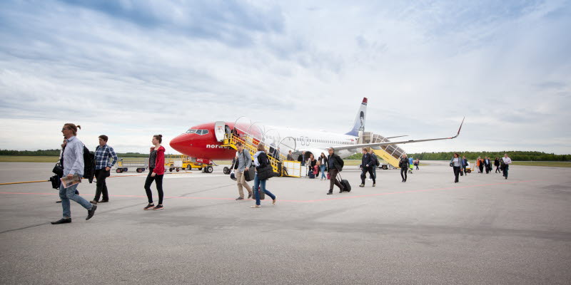 Umeå Airport resenärer vid flygplan Umeå Airport resenärer vid flygplan