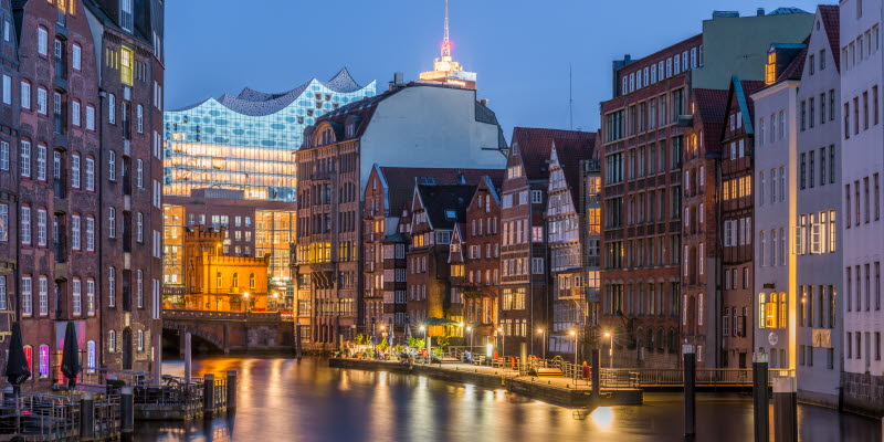 Staden Hamburg med byggnader och en flod Staden Hamburg med byggnader och en flod