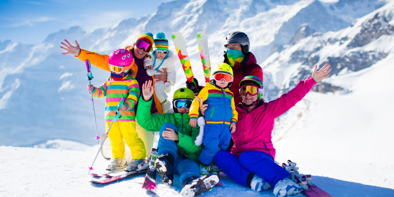 Familj på skidsemester Familj på skidsemester