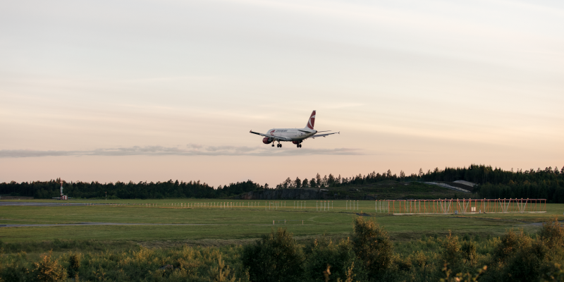 Landning Göteborg Landvetter Airport Ett plan går ner för landning på Göteborg Landvetter Airport