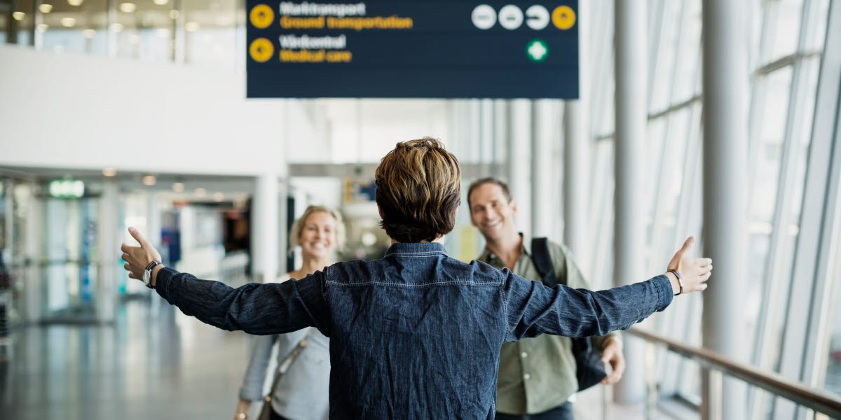 Tre personer möts på Arlanda flygplats Tre personer möts på Arlanda flygplats