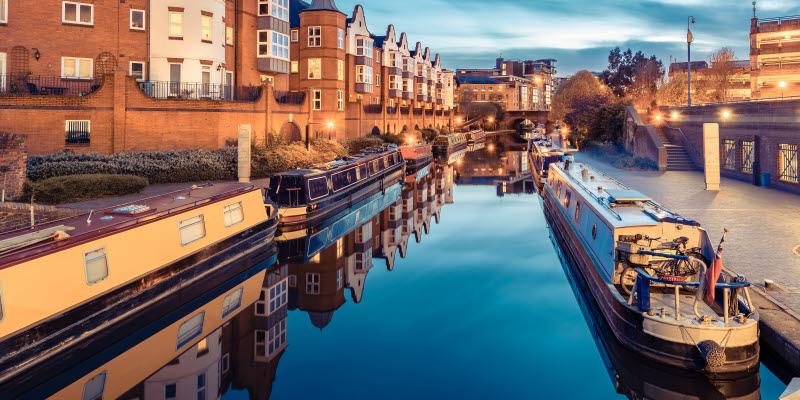 Kanal i Birmingham med pråmar och hus runtomkring Kanal i Birmingham med pråmar och hus runtomkring