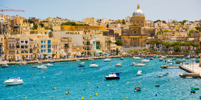 Båtar i vattnet utanför Valetta på Malta Båtar i vattnet utanför Valetta på Malta