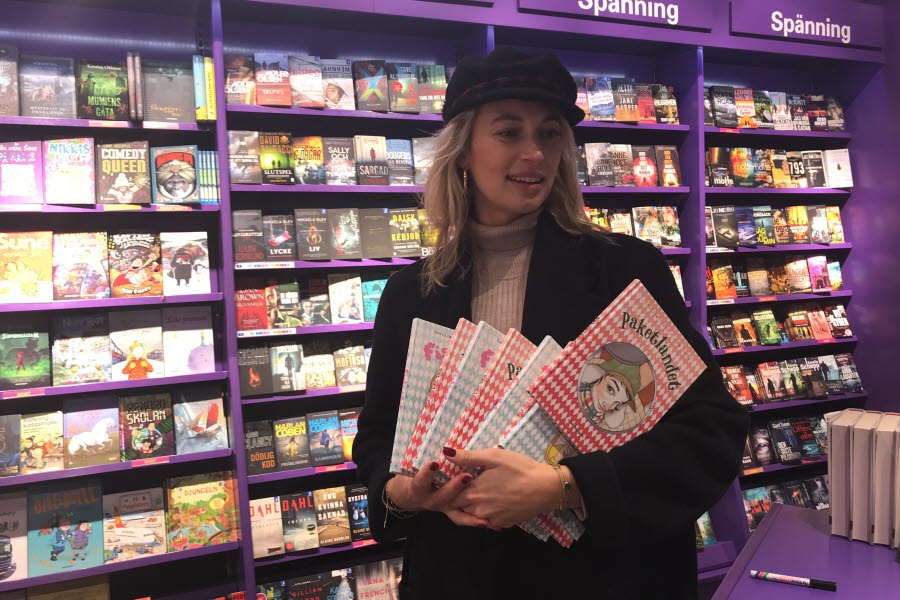 Cissi Forss och hennes böcker i Pocketshop på Arlanda. Cissi Forss och hennes böcker i Pocketshop på Arlanda.