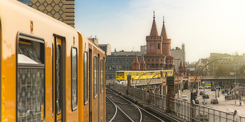 Utsikt från en tunnelbanevagn i Berlin med bro och byggnader Utsikt från en tunnelbanevagn i Berlin med bro och byggnader
